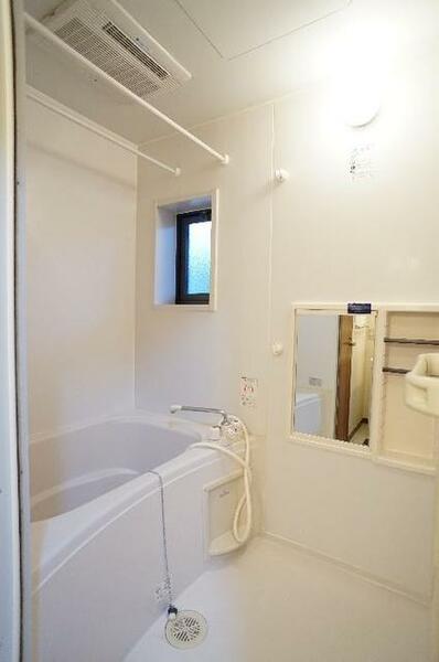 画像9:換気に便利な小窓を備えた浴室。雨天時の洗濯物干しに活躍する浴室暖房乾燥機付きです。