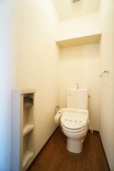 画像11:【トイレ】温水洗浄便座つきです☆上部には棚板があります♪