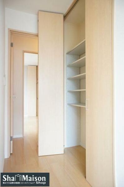 画像16:■クローゼット■棚の高さを調節することが可能な可変式収納棚。小物や日用品を収納するのに適しています。