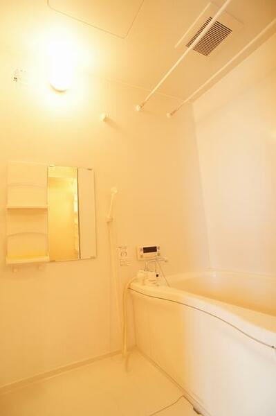 画像10:■浴室■１日の疲れを取るお風呂は白を基調とした清潔感ある浴室。沸かし直しができて経済的な追焚機能付き