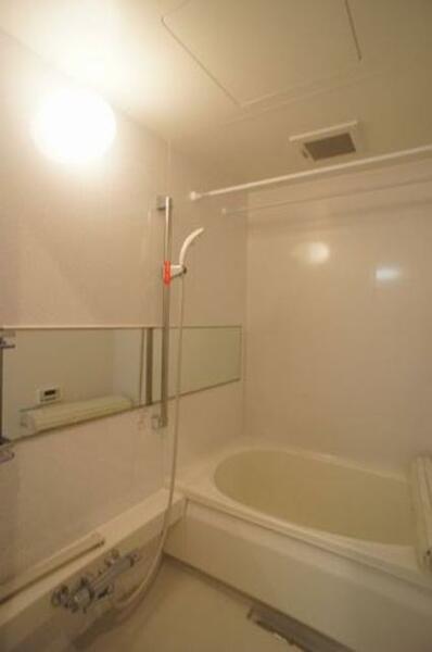 画像10:アクセントウォールがおしゃれな浴室◎壁を横切る大きなミラーで空間に広がりを感じます！