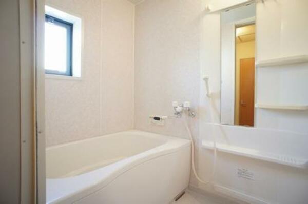 画像12:浴室には小窓があって換気にも便利です◆お風呂は追いだき式です。