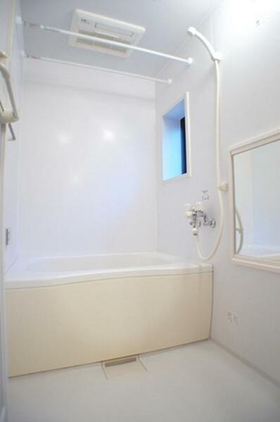 画像11:白を基調とした清潔感のある浴室です！小窓がある為、換気しやすくなっております！