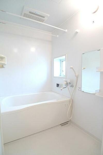 画像15:ゆったり広々の浴室☆冬でもポカポカな追い焚き給湯機能付きですで、心ゆくまで温まり下さい♪♪