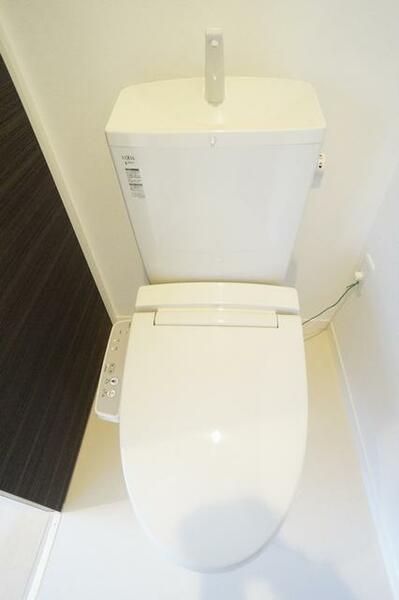 画像11:多機能便座付きのトイレなので、寒い冬もあたたかい便座が使えます！上には便利な収納棚があるため、トイレ