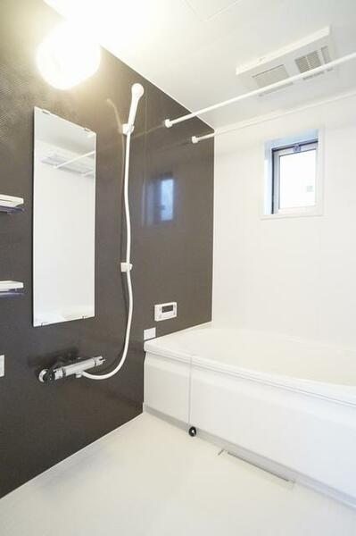画像9:アクセント壁がオシャレな清潔感ある浴室です！追焚機能付きなので、ボタン1つで焚きたてのような温かいお