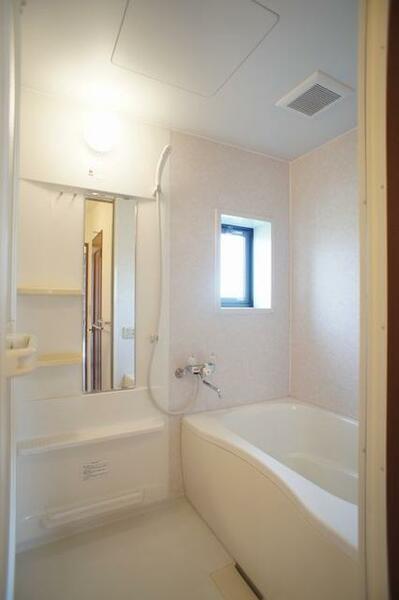 画像12:換気と採光を考慮した小窓があって明るく清潔感あるバスルームは、沸かし直しができる追焚給湯機能付き♪
