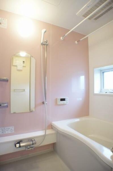 画像11:【浴室】２４時間換気システム、追焚給湯機能付です。アクセントパネルがとてもお洒落ですよ。なんと浴室暖