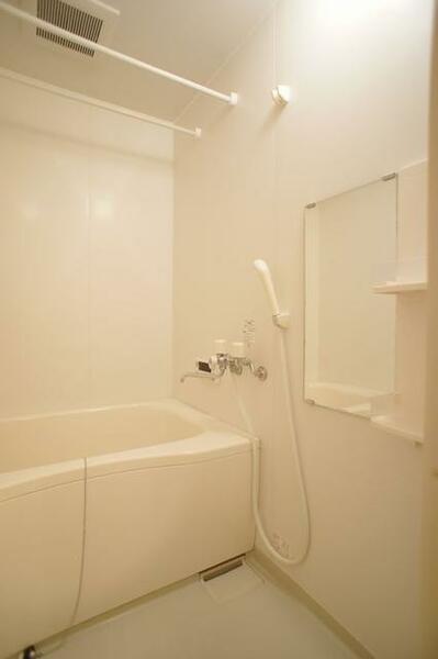画像10:○清潔感のある浴室○　疲れを癒すお風呂タイムはやっぱり清潔感のある空間で♪２４時間換気システムと物干