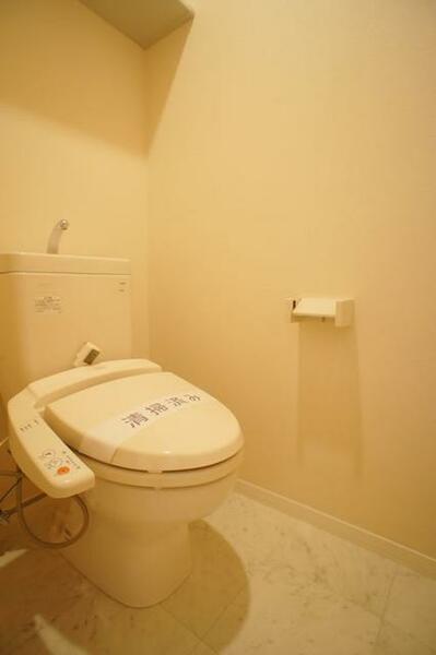 画像11:○温水洗浄暖房機能付きトイレ○　便利な多機能トイレです！上の棚は日用品置き場にどうぞ。快適なひと時を