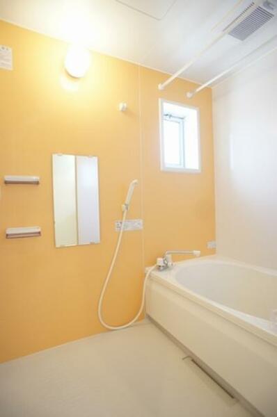 画像10:カラー壁面を採用した爽やかな印象の浴室！お風呂は追い焚き機能付♪