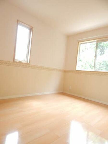 画像9:洋室にはそれぞれクローゼットがあり収納にも配慮したお部屋となっております。