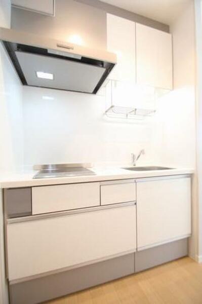 画像4:白色を基調とした清潔感あるシステムキッチンです。キッチンスペースはお部屋とは独立した空間になっており