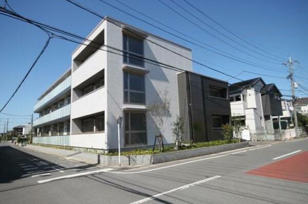 画像2:重量鉄骨造3階建てオートロック仕様のマンションです。最寄りは東武スカイツリーライン「新越谷駅」・「越