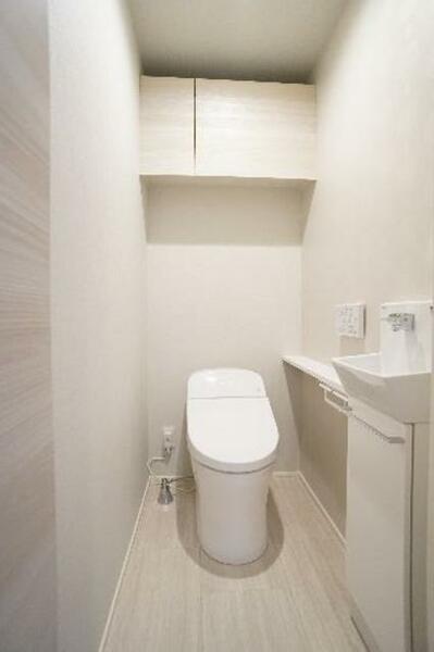 画像15:タンクレストイレですっきりとした印象です。手洗い水栓もトイレ内に備え付けております。