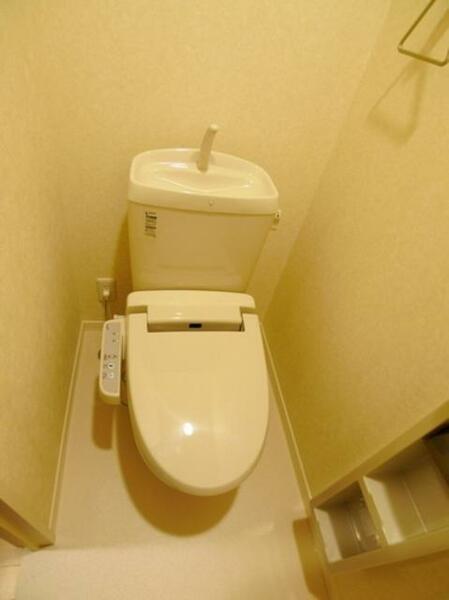 画像16:【トイレ】温水洗浄便座・タオル掛け・ペーパーホルダー・棚板付き☆