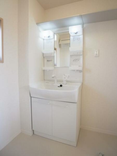 画像10:【洗面所】身支度に便利な独立洗面台です♪洗濯機は室内置きです♪上部の棚は収納スペースです♪
