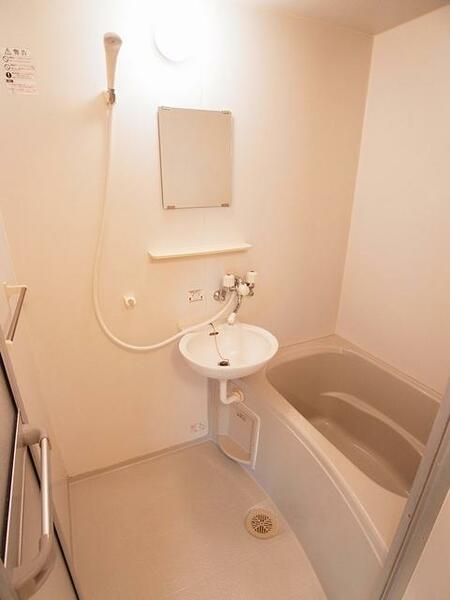 画像14:【浴室】浴室は洗面器付のバスタブです♪浴室で洗面スペースを確保しているため、水回りを一まとめにできて