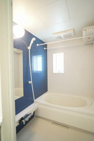 画像13:【浴室】浴室暖房機能付きの浴室☆アクセントの壁がオシャレです☆