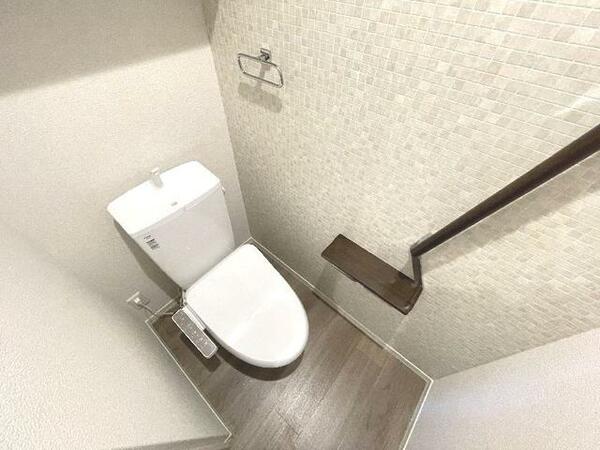 画像14:【トイレ】シンプルなトイレスペースです。もちろんシャワートレイ付き！上部には収納棚も付いてます♪