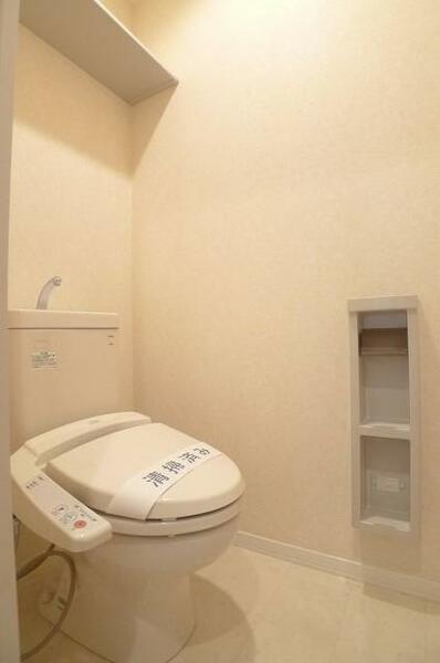 画像15:【トイレ】温水洗浄便座つきです☆上部には棚板があります♪
