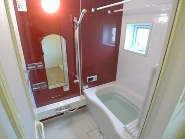 画像9:赤いパネルでおしゃれ☆窓付浴室で明るいバスタイムを！！