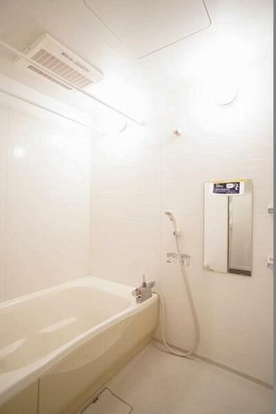 画像10:【浴室】浴室。鏡や棚はもちろん浴室暖房乾燥機が設置されております。追い焚き機能の給湯器になっておりま