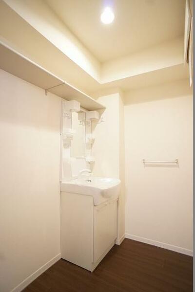 画像9:【洗面脱衣所】サニタリースペース。洗面台はシャワーハンドルなので朝の支度に重宝しますね。棚収納もあり