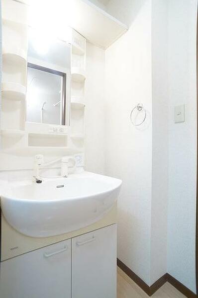 画像7:【洗面所】朝のお手入れに便利な洗髪洗面化粧台です♪