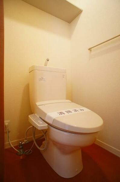画像10:【トイレ】シャワートイレ完備★上部には棚があり、小物が置けます★