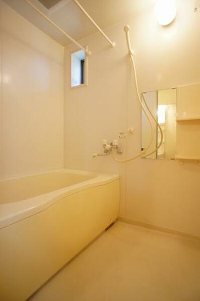 画像9:【浴室】浴室には小窓があり、換気が十分にできます★