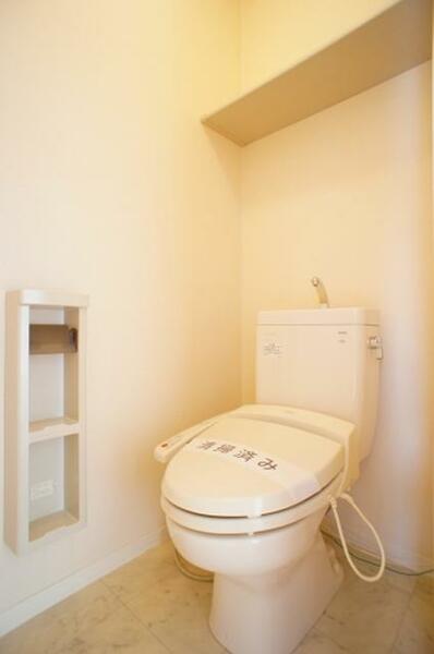 画像14:★トイレ☆　シャワートイレ完備♪上部には棚があり、小物が置けます♪