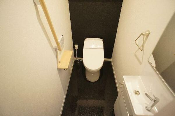 画像13:■トイレ■多機能便座で冬場も安心のタンクレストイレ♪圧迫感がないスッキリしたトイレ空間です♪