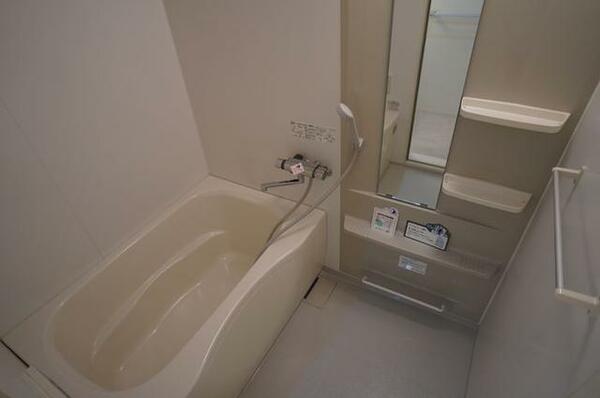 画像10:浴室暖房乾燥機能・サーモスタット水栓・追焚給湯機能の他、頭や体を楽な姿勢に保てる浴槽を採用した使いや