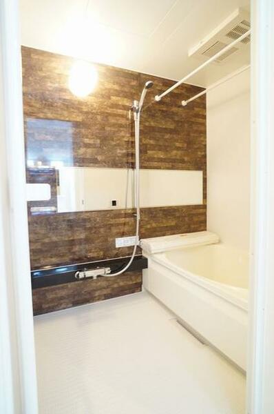 画像8:【浴室】アクセントパネルがオシャレな浴室です！！設備も充実しており、追焚機能、浴室換気乾燥暖房機、ス