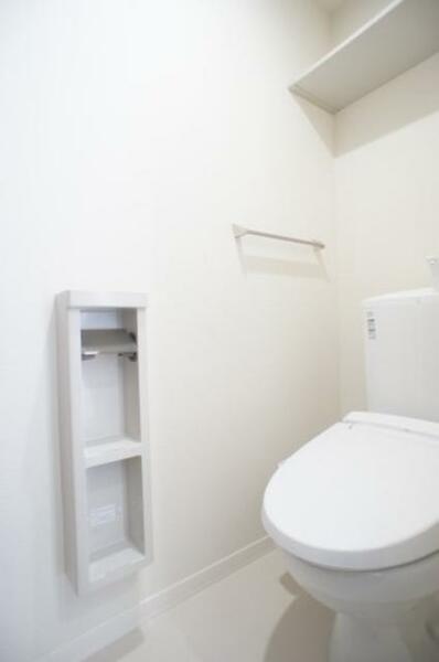 画像11:【トイレ】定番設備になってきた『暖房洗浄機能便座』が設置されたトイレです！上部の空間の収納棚は清掃用