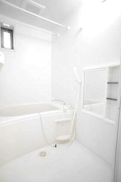 画像13:○清潔感のある浴室○　疲れを癒すお風呂タイムはやっぱり清潔感のある空間で♪２４時間換気システムと物干