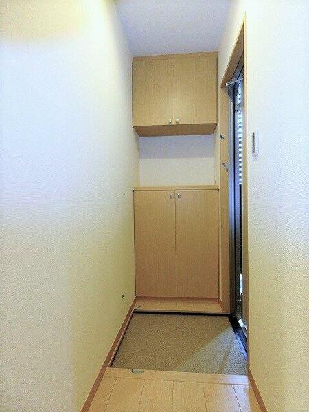画像13:玄関には上下タイプのシューズボックス付き！間のスペースは飾り棚や小物置き場として活用できます♪