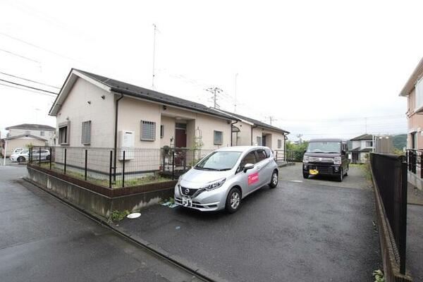 駐車場：縦列駐車で2台まで無料