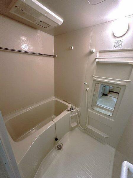 画像7:浴室暖房乾燥機＆物干しバー付きバスルーム！お風呂に浸かって一日の疲れもすっきりリフレッシュ♪