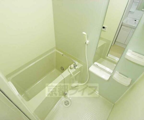 画像5:縦に長い鏡があるお風呂です。