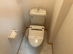 画像7:温水洗浄便座付きトイレ