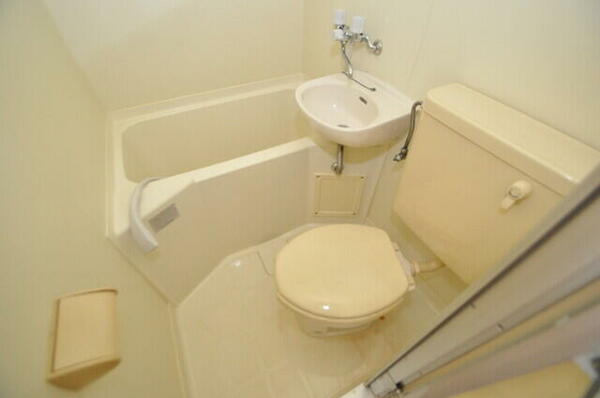 画像5:白を基調にした清潔感のあるユニットバス、浴室の鏡が便利です