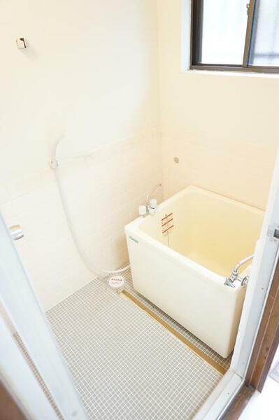 画像13:換気に便利な小窓のある浴室