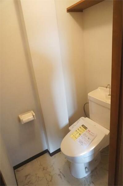 画像3:温水洗浄便座つきで快適なトイレ