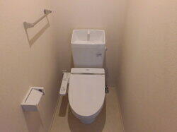 画像8:温水洗浄便座付きトイレ