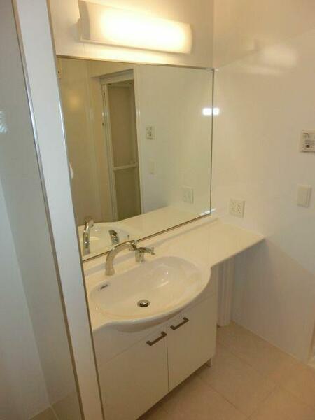 画像6:大きな一枚鏡の洗面台