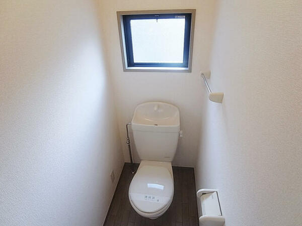 画像13:綺麗なトイレ。小窓付き