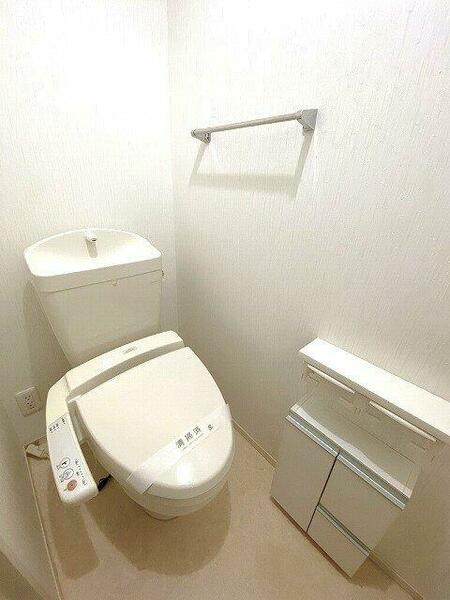 画像10:人気のシャワートイレ・バストイレ別です♪トイレが独立していると使いやすいですよね☆小物を置ける便利