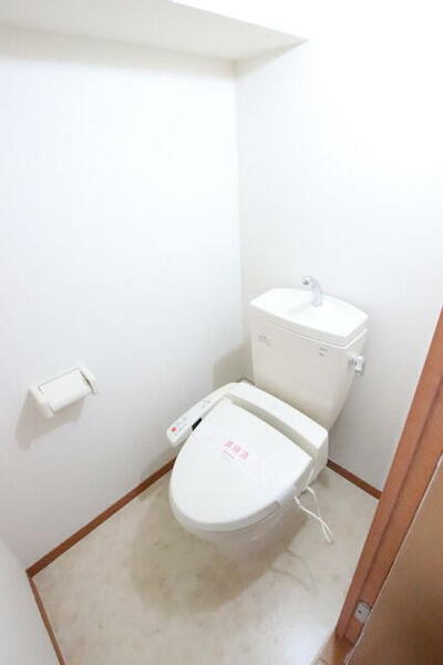 画像6:快適な温水洗浄機能付便座のトイレです！